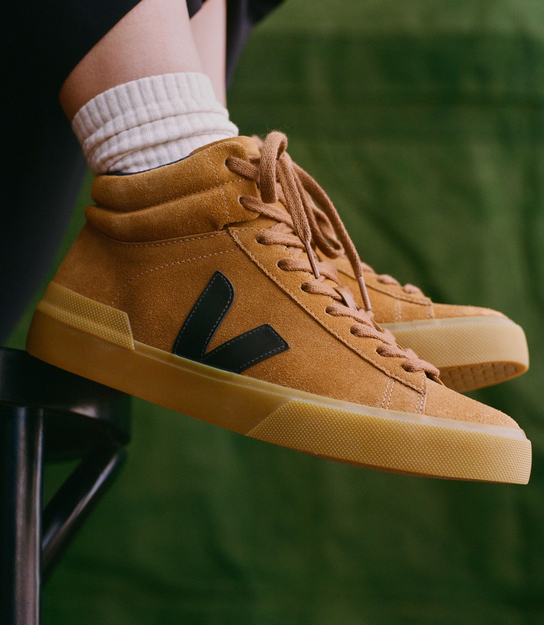 VEJA MINOTAUR SUEDE CAMEL BLACK | VJ24329