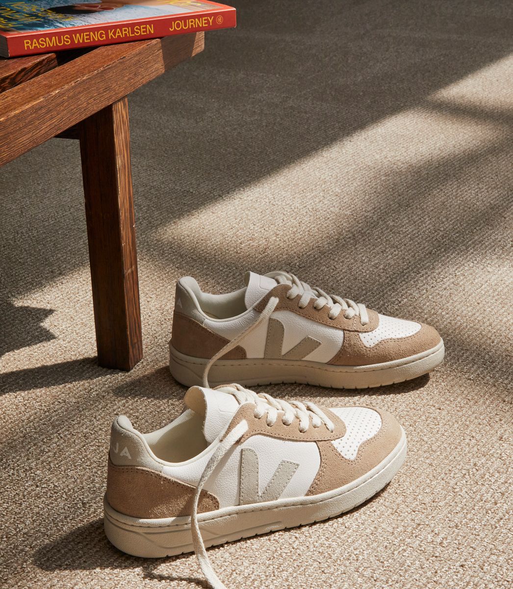 VEJA V-10 LEATHER WHITE NATURAL SAHARA | VJ24552