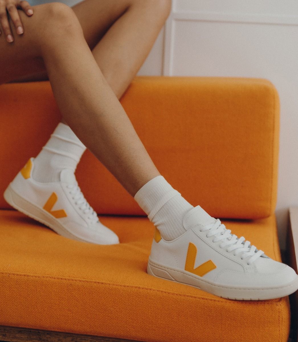 VEJA V-12 LEATHER WHITE OURO | VJ24248